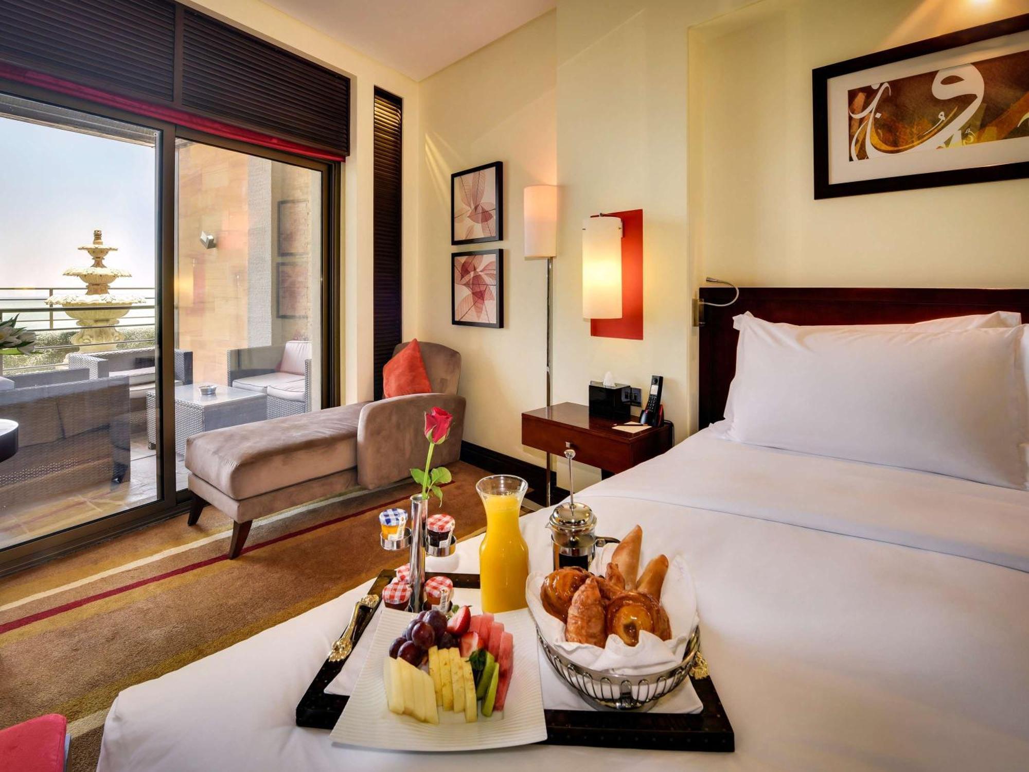 Sofitel Al Khobar The Corniche Hotel Exterior photo A room at the Hilton Cairo